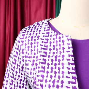 Vue détaillée du motif géométrique violet et du design du col sur un mannequin femme