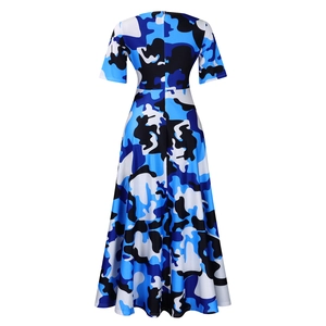 Vue arrière d'une robe longue en coupe A avec imprimé camouflage bleu et taille haute