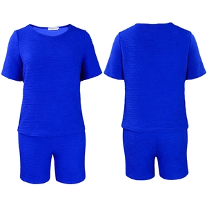 Vue détaillée du tissu à texture ondulée de l'ensemble d'été bleu roi pour femmes