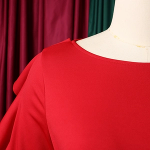 Nahaufnahme des eleganten roten Rundhalsausschnitts und der Nähte am Langarmtop