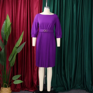 Dettagli dell'elegante abito a pieghe viola con scollo a barca e cintura con fibbia dorata