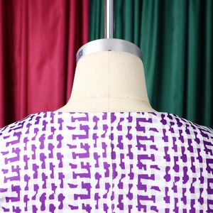 Détail de l'encolure dos d'un vêtement femme avec motif géométrique violet
