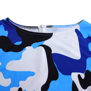 Détail de l'encolure ronde avec imprimé camouflage bleu et fermeture éclair au dos