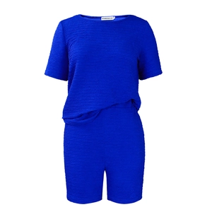 Vue détaillée de l'ensemble deux pièces bleu roi pour femme en tissu gaufré unique