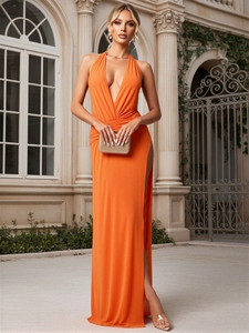 Robe longue orange élégante à licou avec décolleté en V profond et fente haute de soirée