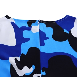 Détail du col rond avec fermeture éclair invisible sur robe à imprimé camouflage
