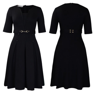 Vue détaillée avant et arrière d'une robe noire à manches courtes avec boucle dorée