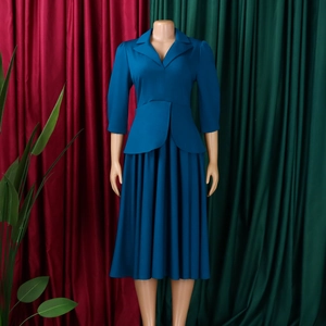 Détail de la robe rétro bleue avec col en V, taille cintrée et manches trois-quarts