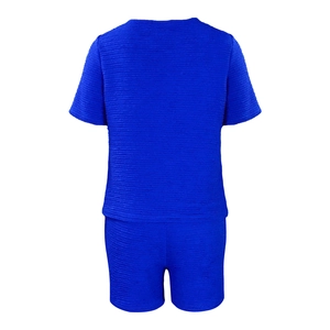 Détail du tissu texturé bleu roi et du design plissé de l'ensemble d'été deux pièces