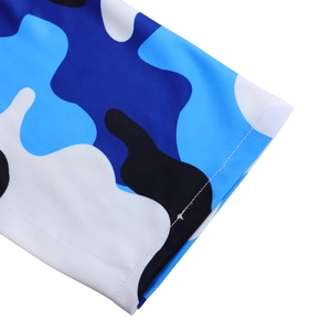 Détail de la robe à imprimé camouflage bleu montrant des finitions de couture précises