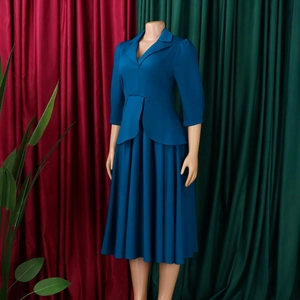 Détail de la robe midi bleu paon élégante avec col en V à revers et ourlet plissé chic