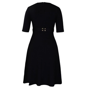 Détail de la ceinture sur robe midi noire avec rivets métalliques dorés