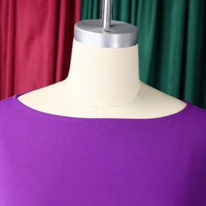 Dettaglio della scollatura dell'abito viola con tessuto plissettato e cuciture di precisione