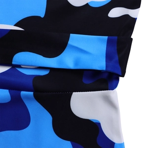 Gros plan détaillé du motif camouflage bleu et des coutures de précision sur la robe