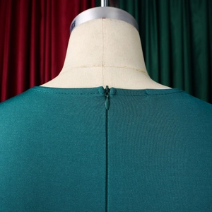 Dettaglio della cerniera invisibile sul retro dell'abito elasticizzato verde scuro chic