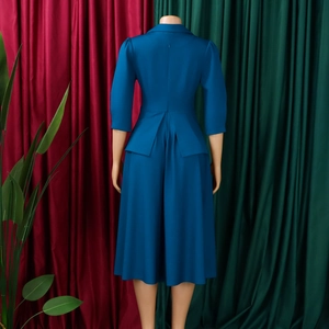 Vue arrière d'une robe midi bleu paon avec col en V et détails de jupe plissée en ligne A