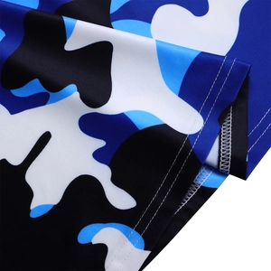 Détail de robe camouflage bleu avec double surpiqûre et texture de tissu à séchage rapide