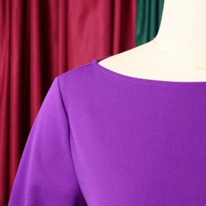 Dettaglio del colletto dell'abito viola con cuciture fini e trama del tessuto elegante