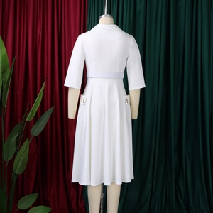 Vue arrière de la robe midi blanche élégante avec col, ceinture et poches cargo utiles