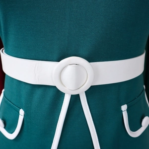 Dettaglio dell'abito verde scuro con cintura bianca e tasche con profili bianchi fini