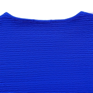 Détail du haut bleu roi à manches courtes avec texture gaufrée seersucker distinctive