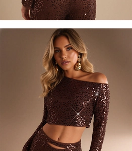 Dettaglio top corto marrone con paillettes, monospalla e maniche lunghe eleganti