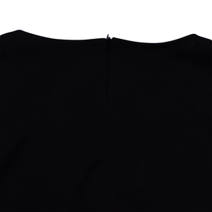 Détail d'une robe noire montrant une fermeture éclair invisible et une couture d'encolure