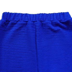 Détail de la taille élastique bleu roi avec texture de tissu seersucker plissé pour femme