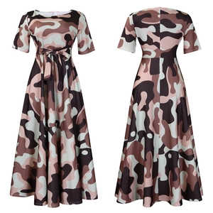 Vues avant et arrière d'une robe camouflage à manches courtes avec ceinture et ourlet évasé
