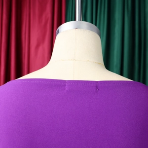 Dettaglio dello scollo dell'abito viola che mostra la trama in chiffon e le cuciture