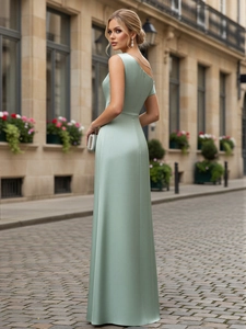 Robe longue en satin vert menthe à une épaule avec fronces latérales et chaîne décorative