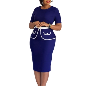 Dettaglio di un abito attillato blu navy con cintura bianca in vita e tasche a contrasto