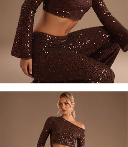 Dettaglio del set a due pezzi con paillettes marroni, top monospalla e pantaloni lunghi