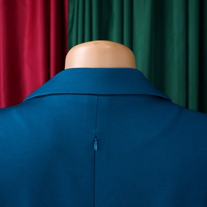 Détail de robe bleue montrant le col à revers et la fermeture éclair invisible au dos