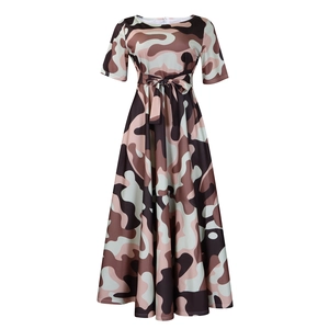 Détail d'une robe camouflage à manches courtes avec taille ceinturée et jupe évasée en A