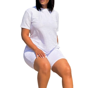 Vue détaillée du tissu en coton plissé blanc sur un ensemble décontracté d'été pour femmes