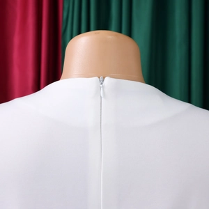 Dettaglio della cerniera invisibile sul retro dell'elegante abito bianco a linea A