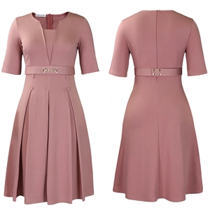Vues détaillées avant et arrière d'une robe rose à col en V avec ceinture décorative