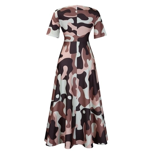 Vue arrière de la robe longue à imprimé camouflage avec taille nouée et manches courtes
