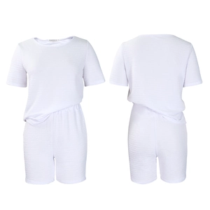 Détail de l'ensemble de détente blanc montrant le tissu gaufré et la taille élastique