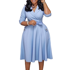 Détail de la robe bleu clair montrant le col à revers élégant et la ceinture à œillets