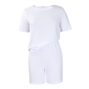 Détail de la texture en tissu côtelé blanc et étiquette du col sur l'ensemble