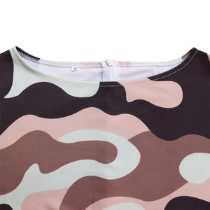 Détail de l'encolure avec imprimé camouflage rose, zip invisible et étiquette M