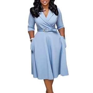 Robe bleu clair élégante à col en V avec ceinture assortie et jupe évasée flatteuse