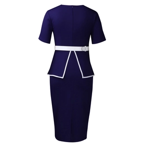 Dettagli dell'abito longuette blu navy con peplo, cintura bianca e zip posteriore