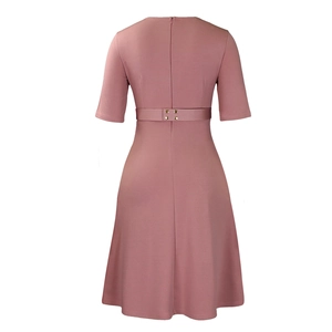 Vue arrière de la robe midi rose élégante avec fermeture éclair cachée et ceinture dorée