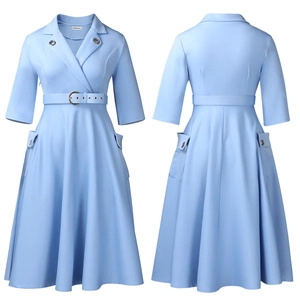 Détail de robe trapèze bleu clair avec col tailleur et poches cargo avec ceinture