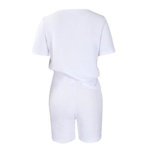 Vue arrière d'un ensemble blanc avec haut à manches courtes et short côtelé taille haute