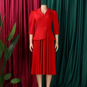 Détail d'une robe rouge pour femme avec col tailleur et taille à basque élégante plissée