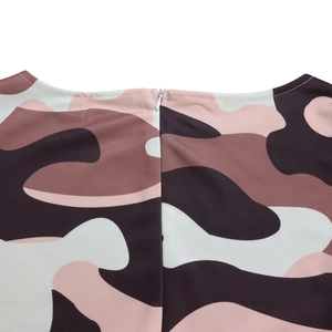 Gros plan sur la fermeture éclair invisible et l'encolure de la robe longue à motif camouflage